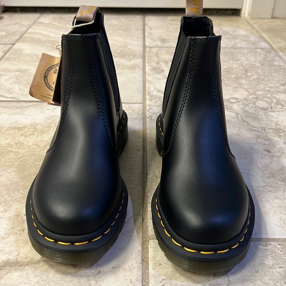 NWT 2976 WOMEN'S SMOOTH LEATHER CHELSEA BOOTS- Size 7